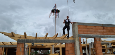 
		Bild von der Baustelle mit einem Zimmermann der gerade dort arbeitet.
	